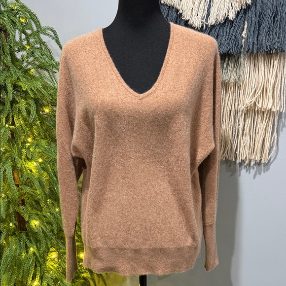 Magaschoni Sweaters - HP🌈 100% Cashmere*Magashoni * Tan V-Neck Women's Sweater * Size Medium